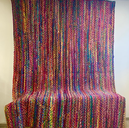 Tapis multicolore fait main avec des tissus recyclés