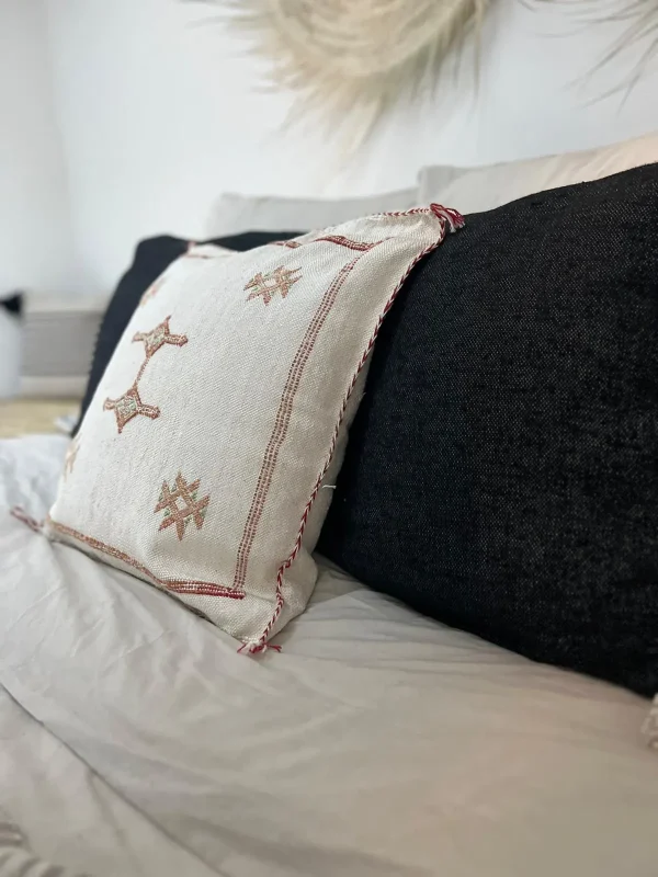 Coussin en Soie de Cactus Marocain – Ecru et Terracotta