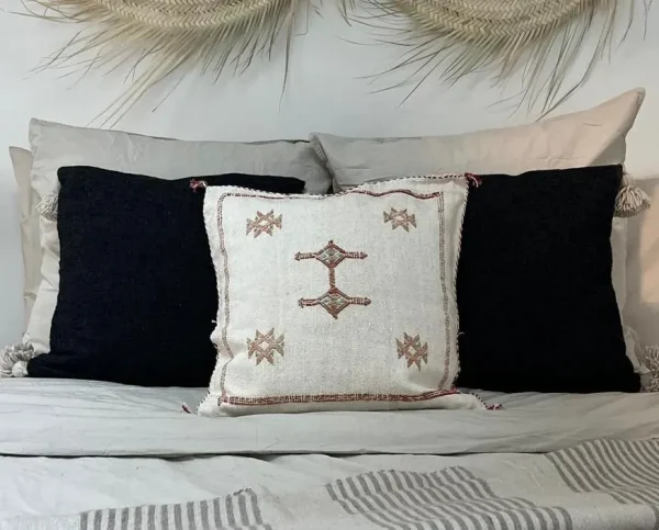 Coussin en Soie de Cactus Marocain – Ecru et Terracotta