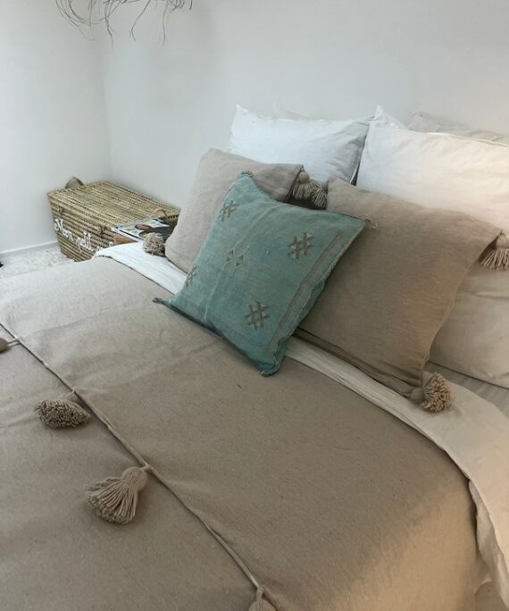 Plaid Beige à pompons berbère marocain authentique