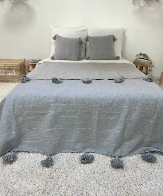 Plaid Gris à rayure Argenté avec pompons berbère marocain authentique (2/3)